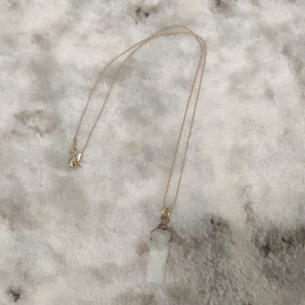 Elegant Gold and White Pendant Necklace